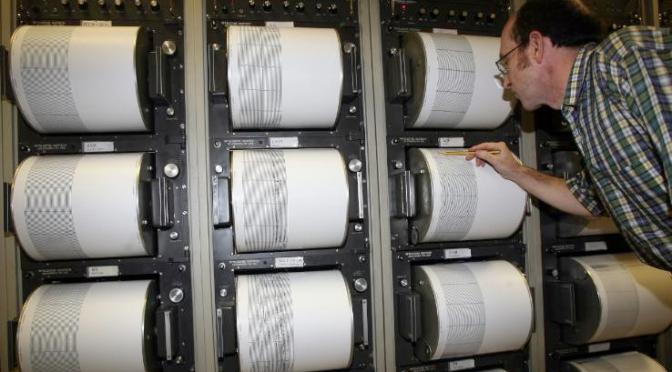 Un monaco inventa il primo sismografo a pendolo.