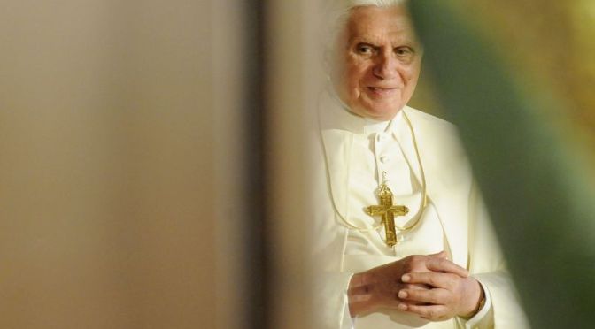 In silenzio, anche Benedetto XVI dice la sua sul sinodo. Contro la comunione ai divorziati risposati.